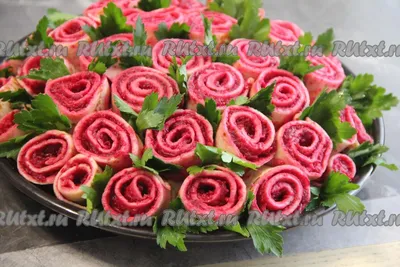 Изображение салата розы из блинов с маслянистыми блинами