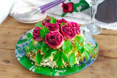 Фотография салата розы: блины с изысканной композицией