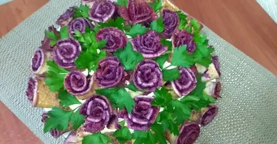Изображение салата розы из блинов с ореховым шармом