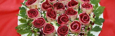 Изображение салата розы из блинов с легкими овощами