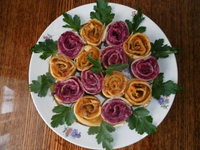 Салат розы из блинов: фото радостного гастрономического опыта.