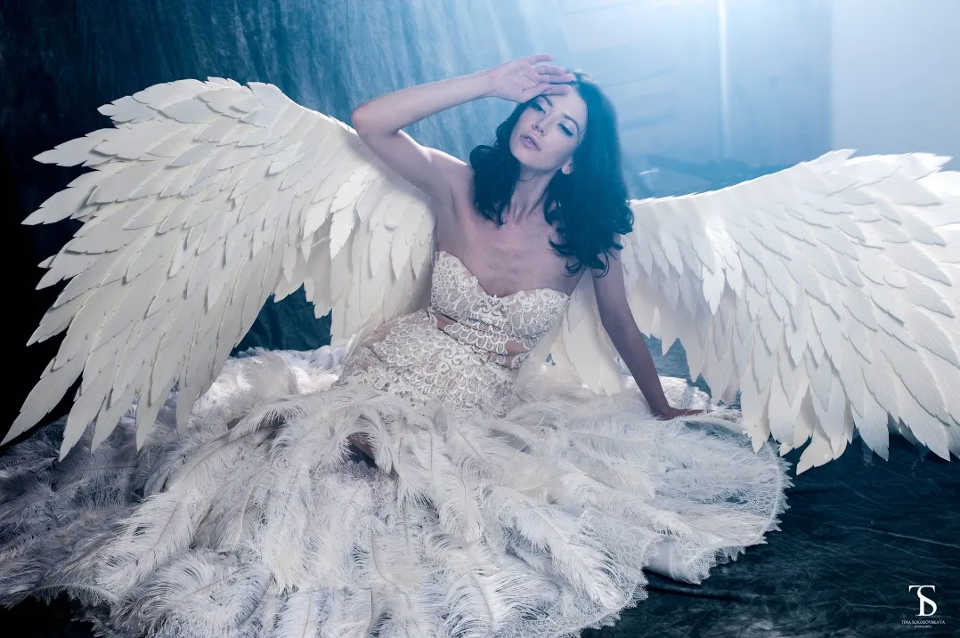 Ангел в белом платье. Белое платье с крыльями. Фотосессия с белыми крыльями. Девушка ангел в белом платье. Свадебное платье с крыльями.