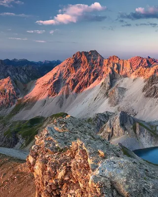Горное рассветное сияние: волшебное фото горных вершин в рассветной атмосфере
