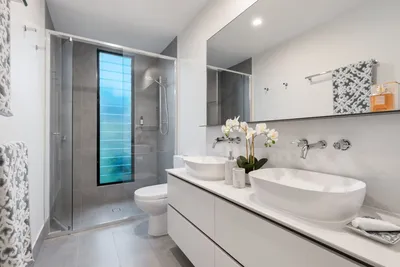 Ванные комнаты с уникальными акцентами и декоративными элементами