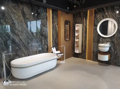 Ванные комнаты с роскошными ваннами и душевыми кабинами