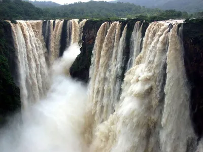 Самый большой водопад величественно обрушивается на фото