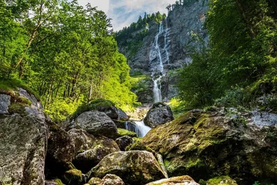 Путь в водное царство: потрясающие фото самого высокого водопада, переносящие в невероятные миры.