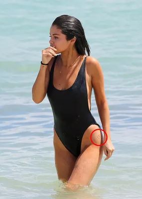 Селена Гомес показывает свою загарелую кожу на пляже
