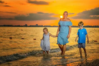 4K рисунок семьи на море: наслаждайтесь высоким разрешением
