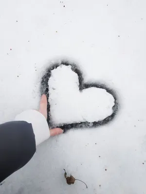 Скачать бесплатно: Сердце из снега в формате JPG, PNG, WebP