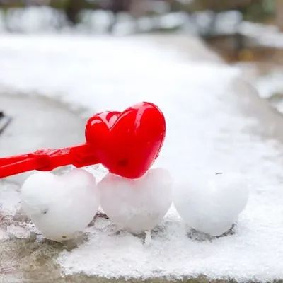 Зимний этюд: Сердце, слепленное из легкого снега