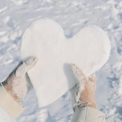 Романтика зимы: Сердце из снега в высоком качестве