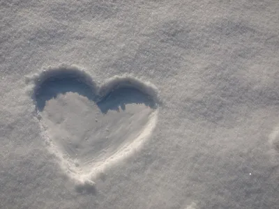 Ледяные эмоции: Снежное сердце на JPG изображении