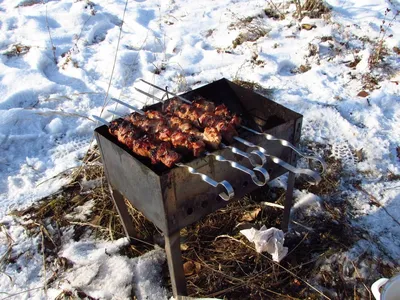 Волшебство в каждом кусочке: Шашлык на белоснежном фоне