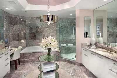 Шикарная ванная комната с элегантным интерьером