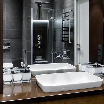 Шикарная ванная комната с роскошными аксессуарами