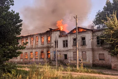 Огонь поглощает школьное здание: взрывные кадры