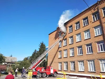 Фотографии пламени, обхватывающего школу 