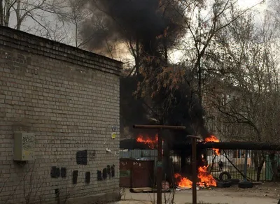 Фото горной местности с школой в огне