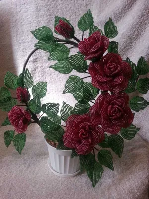 Фотография с образцом собранной розы из бисера