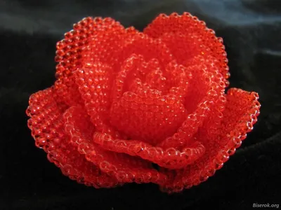 Схема и фото процесса создания бисером розы