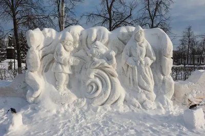 Скульптуры из снега: Зимние истории в белых формах