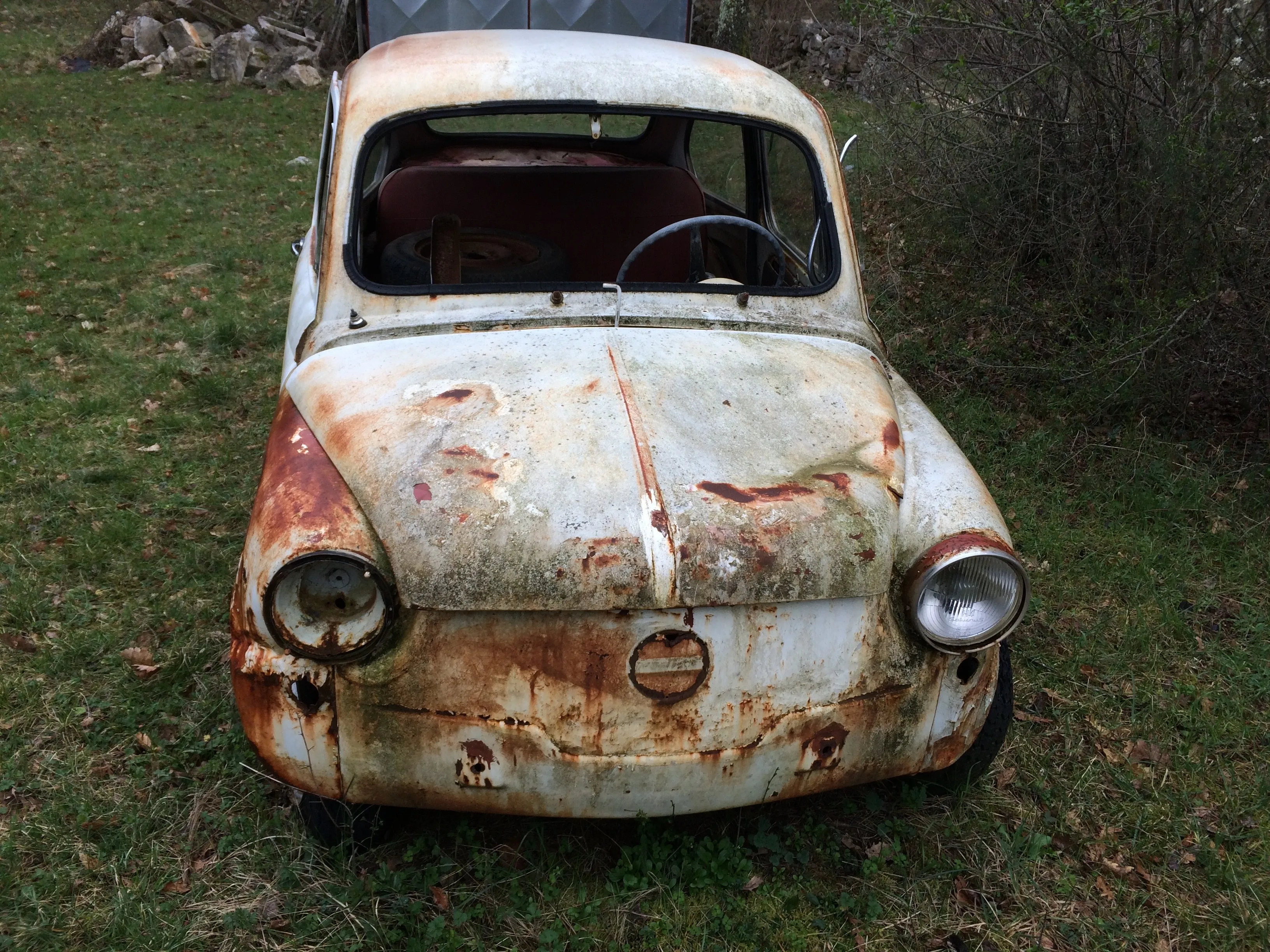 Жуткая машина. Fiat 500 Rusty. Старые поломанные машины. Ржавая машина. Старые разбитые машины.