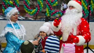 Снегурочка с яркой улыбкой на картинке для скачивания с возможностью выбора формата и размера