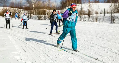 Лыжники, создающие веселую атмосферу