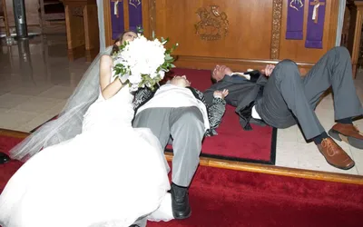 Запечатлевшие смех моменты свадебные фото