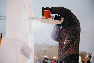 Фотки с зимними забавами: снежные скульптуры и игры с льдом