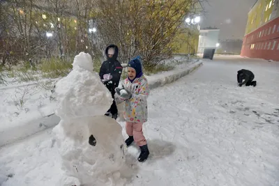 Снежные игры света: Зимние моменты города