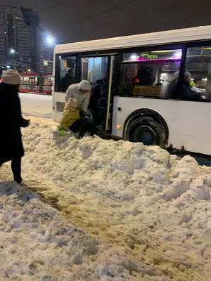 Великолепие зимнего дня: Красивые моменты снегопада в городе