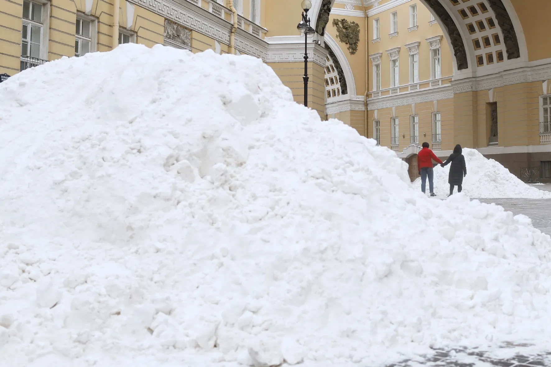 Сугробы что делают. Питер снег Дворцовая площадь. Куча снега. Сугроб СПБ. Горы снега в Питере.
