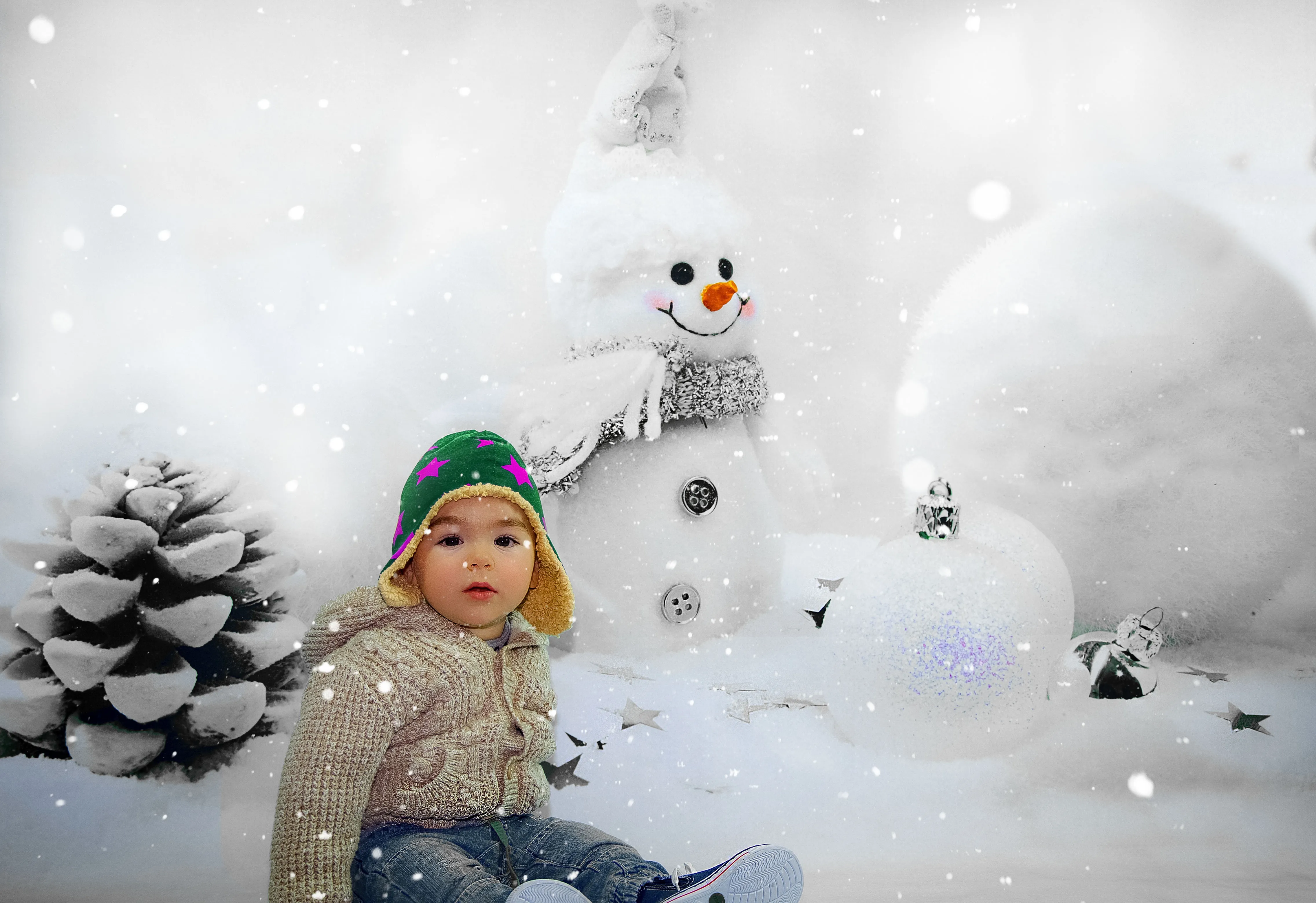 Можно снежок ребенка. Зима для детей. Фотосессия со снеговиком. Зима дети Снеговик. Детские зимние фотосессии.