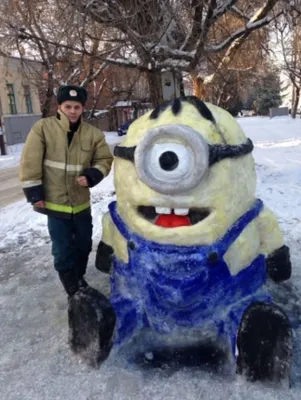 Зимний фон с снежными скульптурами