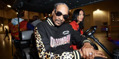 Фотка Snoop Dogg с акцентом на его стиль одежды
