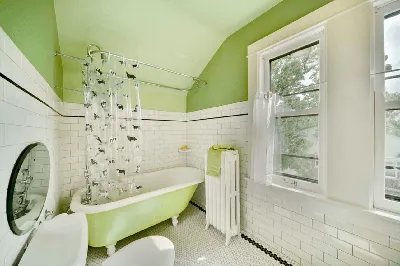 Ванная комната с оригинальным сочетанием плитки и краски: фото-галерея