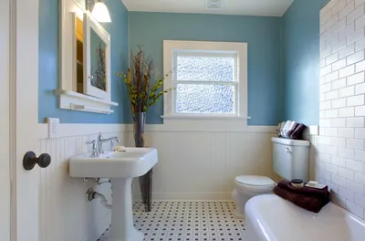 Ванная комната с уникальным сочетанием плитки и краски: фото-подборка