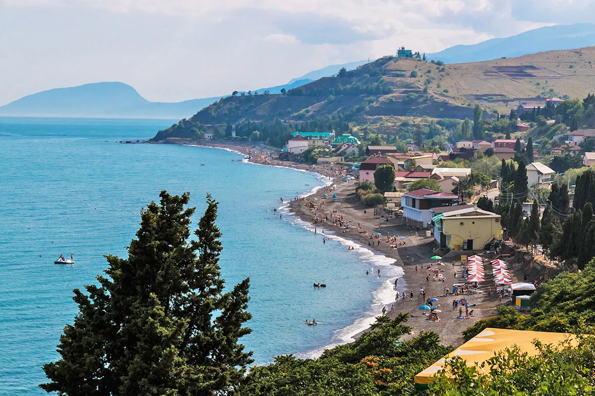 Солнечногорск крым море. Алушта поселок Солнечногорское. Солнечногорск Крым. Село Солнечногорское Крым. Село Солнечногорское Крым пляж.