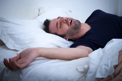 Спящий человек: Изысканная фотография для загрузки в JPG