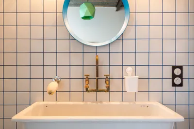 Стильные способы укладки плитки в ванной: фото и руководства