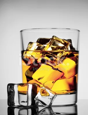 Стакан виски со льдом  фото