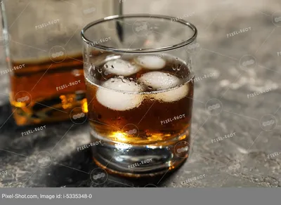 Изображение стакана виски с золотистым напитком