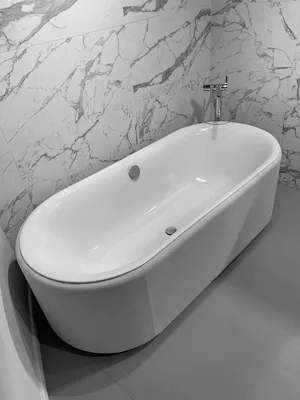 Арт-изображение стальной ванны в формате 4K