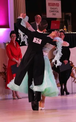 Фотографии пар, танцующих стандартные танцы: Магия движения и гармонии