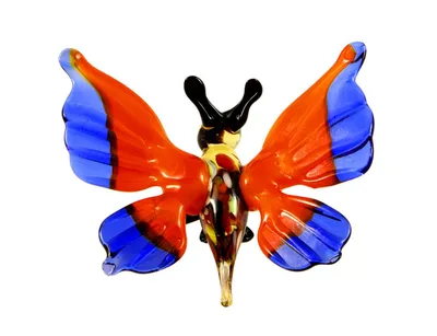 Изображение стеклянной бабочки с яркими оттенками