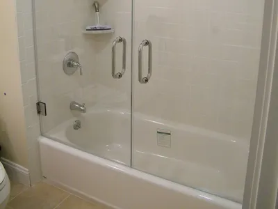 Стеклянные двери для ванной: фото в различных цветовых решениях