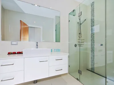 Фотографии стеклянных дверей для ванной комнаты, которые впечатляют своим дизайном