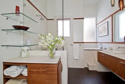 Стеклянные полки: легкость и прозрачность в интерьере ванной